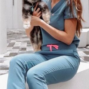 Figs Women's Scrub Set